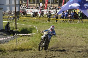 ファイナルクロスを走る會木 賢一選手　(佐藤敏光　写す)