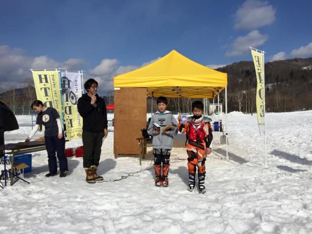 KIDS キングオブザヒルの表彰から。左、優勝の伊藤元、右は2位の松山雄大