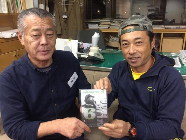 HMCの神保一哉代表に大会の報告をする佐藤選手